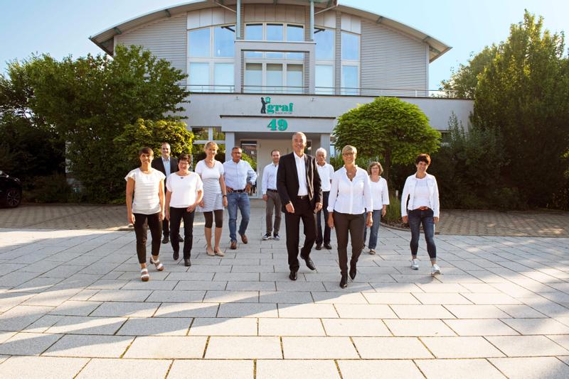 Team und Bürogebäude