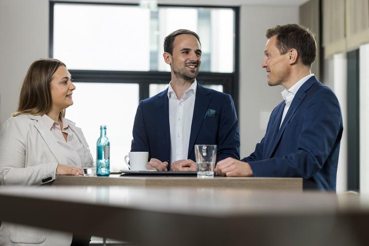 Das Management -  links: Desiree Kloth (Global Sales Directorin), mitte: Martin Paukert (Partner & Head of Global Programs), rechts: Dr. Björn Schuppar (CEO)