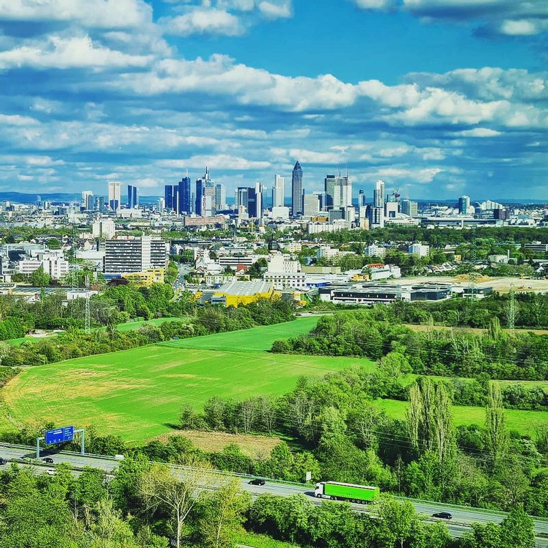 Blick auf die Frankfurer Skyline aus der Lounge im 20. Stock.